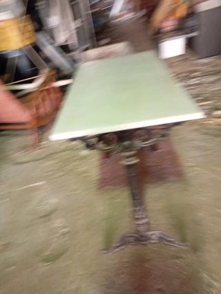 Mesa de hierro y mármol
