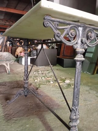 Mesa de hierro y mármol