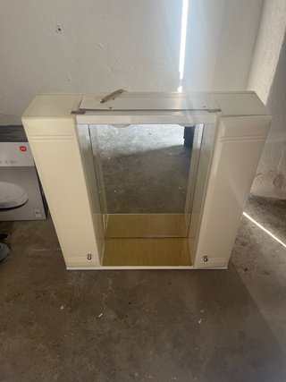 Mueble de baño con espejo y luz