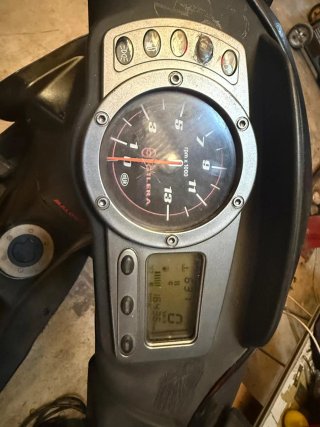 Gilera Scooter Negro/Plateado con yteuveasta 2.028