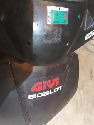 Gilera Scooter Negro/Plateado con yteuveasta 2.028