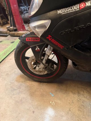 Gilera Scooter Negro/Plateado con yteuveasta 2.028