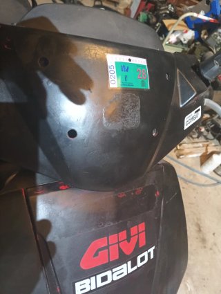 Gilera Scooter Negro/Plateado con yteuveasta 2.028