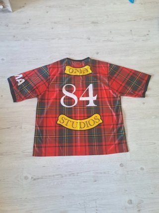 Camiseta Oma Studios Cuadros Roja