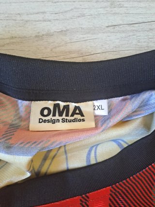 Camiseta Oma Studios Cuadros Roja