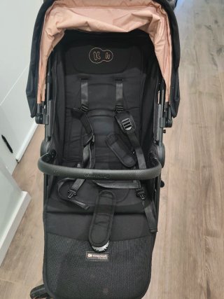 Silla de paseo Kinderkraft negra.