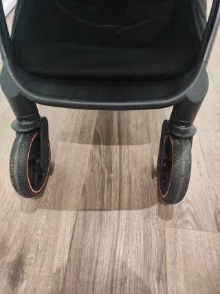 Silla de paseo Kinderkraft negra.