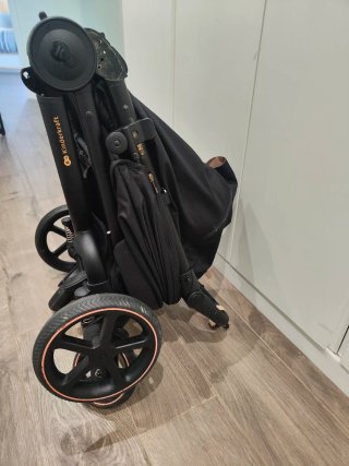Silla de paseo Kinderkraft negra.