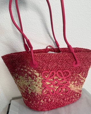 Bolso Loewe Rafia Rosa y Beige