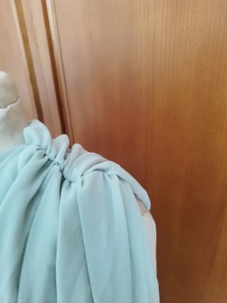 Vestido longo verde com cinto prateado