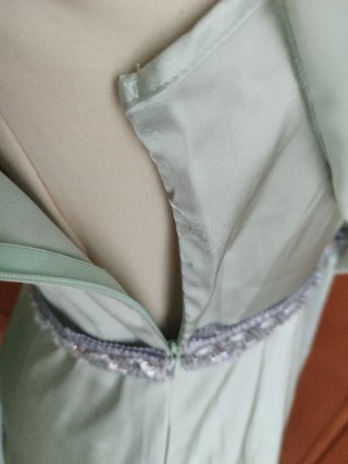 Vestido longo verde com cinto prateado
