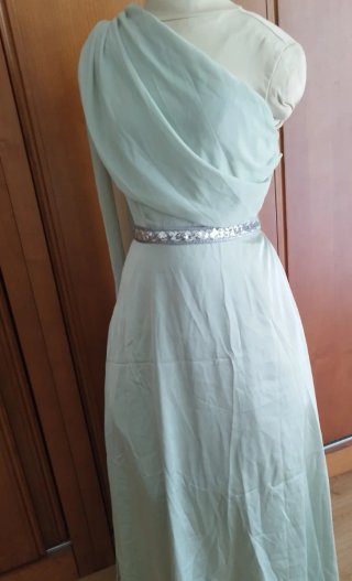 Vestido longo verde com cinto prateado
