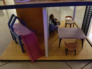 Casita de muñecas de madera