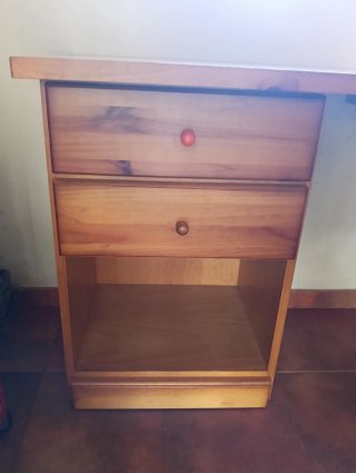 Escritorio de madera de pino