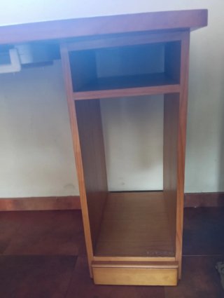 Escritorio de madera de pino