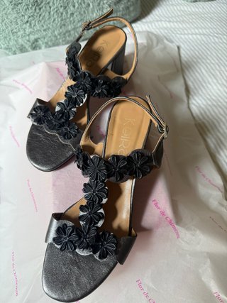 Sandalias Keira Flores Negras y Plateadas