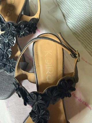 Sandalias Keira Flores Negras y Plateadas