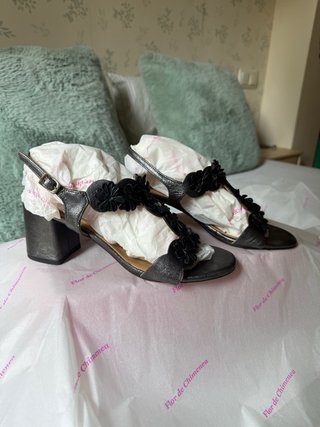 Sandalias Keira Flores Negras y Plateadas