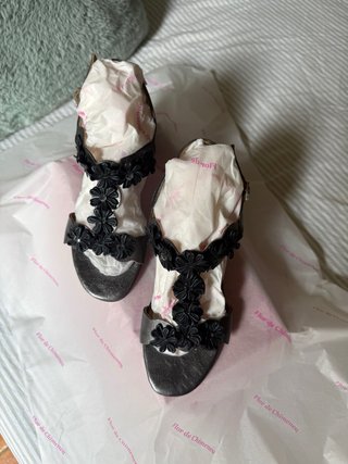 Sandalias Keira Flores Negras y Plateadas