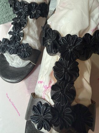 Sandalias Keira Flores Negras y Plateadas