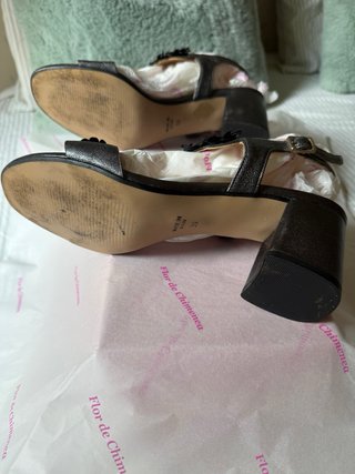 Sandalias Keira Flores Negras y Plateadas