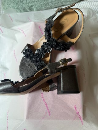 Sandalias Keira Flores Negras y Plateadas
