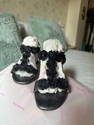 Sandalias Keira Flores Negras y Plateadas