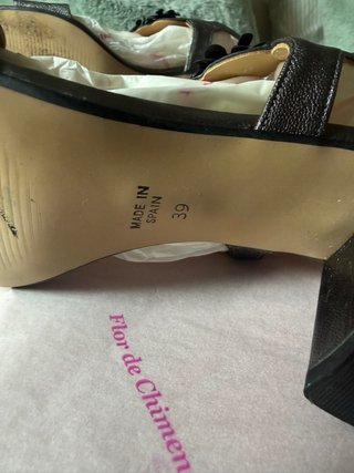 Sandalias Keira Flores Negras y Plateadas