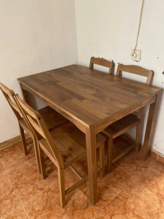 Mesa de comedor de madera