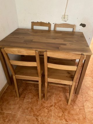 Mesa de comedor de madera