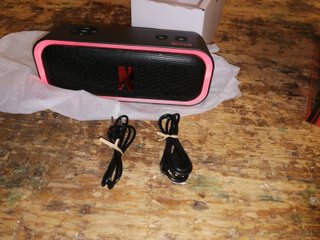 Cassa Bluetooth Netflix Nera e Rossa