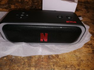 Cassa Bluetooth Netflix Nera e Rossa