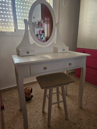 Tocador blanco con espejo y cajones