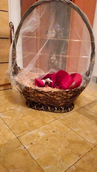 Cesta de mimbre con detalles rojos