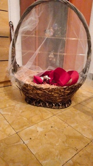 Cesta de mimbre con detalles rojos