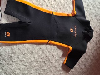 Neopreno negro con logo naranja