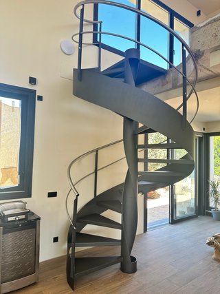 ESCALERA DE CARACOL DISEÑO MODERNO Y EXClUSIVO