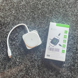 Hub USB-C 5 en 1 + Cargador Inalámbrico Magnético
