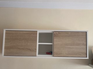 Mueble de salón blanco y madera