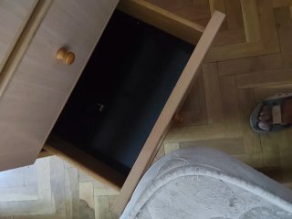 Escritorio de madera beige con cajónes