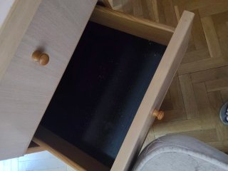 Escritorio de madera beige con cajónes
