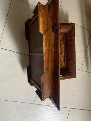 Bandeja de madera y mimbre