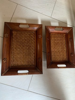 Bandeja de madera y mimbre