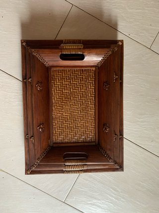 Bandeja de madera y mimbre