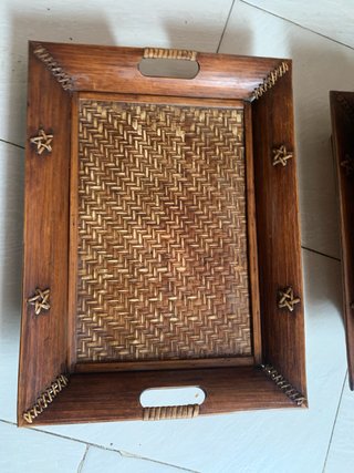 Bandeja de madera y mimbre