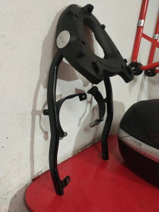Soporte y maleta Givi Yamaha Fz6