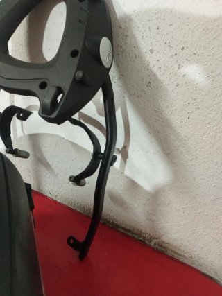 Soporte y maleta Givi Yamaha Fz6