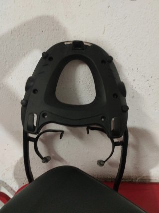 Soporte y maleta Givi Yamaha Fz6