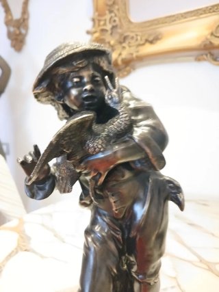 Figura de bronce niño con ganso