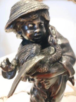 Figura de bronce niño con ganso